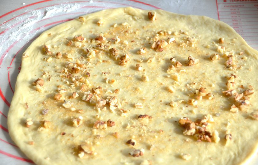 1. Этап. Канадские булочки: Раскатайте первый пласт теста, смажьте его растопленным сливочным маслом, посыпьте коричневым сахаром и измельченными ядрами грецких орехов.