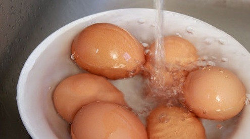 1. Этап. Яйца, фаршированные горчицей: 2. Через 5-6 минут после закипания, слейте яйца холодной водой. Это остановит процесс варки.