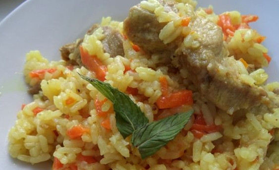 1. Этап. Плов лучший: 7. Промойте рис не менее 5 раз до прозрачной воды. Затем выложите его на слой моркови, разровняйте и потомите, чтоб он пропитался. Вскипятите воду и влейте ее в казанок, чтобы она превышала рис приблизительно на два пальца. Уменьшите огонь. Томите рис под крышкой полчаса. Затем откройте крышку и воткните зубчики чеснока в рис. Накройте крышкой и снимите с огня. Через 20 минут плов перемешайте и оставьте под крышкой еще минут на 10. Затем еще раз перемешайте и угощаетесь.