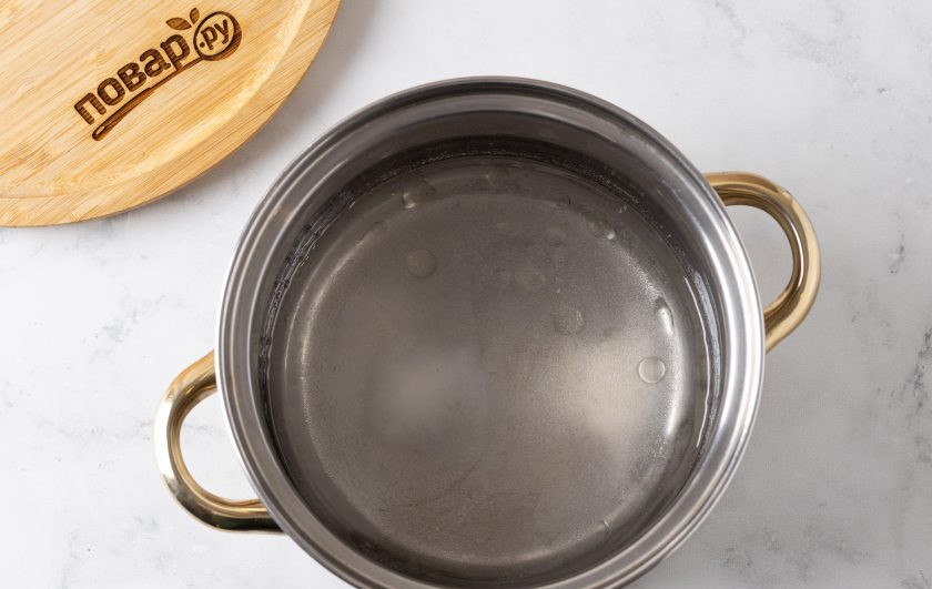 1. Этап. Маринованная капуста с красным перцем: Для маринада вскипятите воду. Добавьте соль, сахар, уксус и растительное масло.