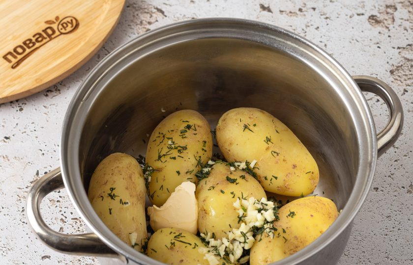 1. Этап. Картофель по-еврейски: Слейте воду с картофеля. Добавьте сливочное масло, соль, укроп и чеснок. Накройте крышкой кастрюлю, несколько раз встряхните, чтобы все равномерно распределилось.