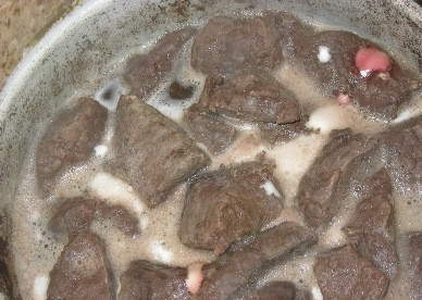 1. Этап. Легкое оленя, запеченное на огне: 4. Теперь легкое надо сварить. При варке будет много пены, ее нужно убирать.