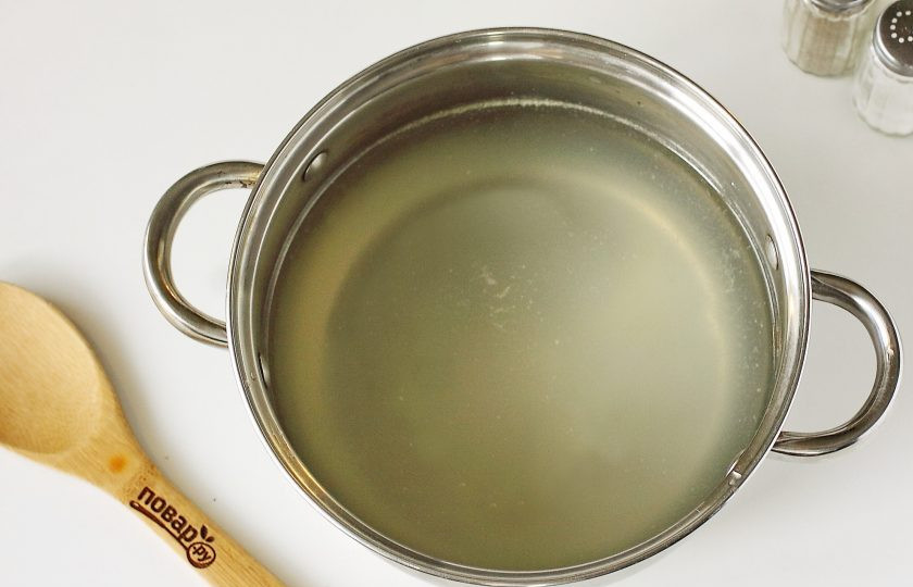 1. Этап. Грибной суп с фунчозой: В кастрюлю налейте процеженный мясной бульон (можно заменить в постные дни на воду).