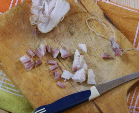 1. Этап. Жур: Сало мелко нарезаем.