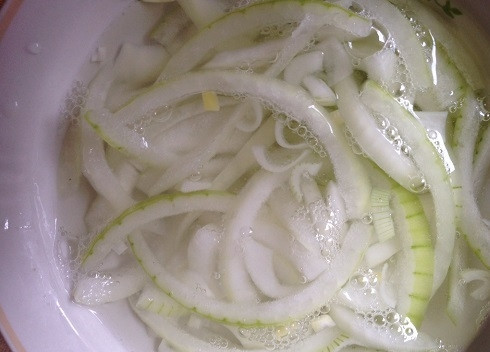 1. Этап. Салат из печени и моркови: Лук нарезаем полукольцами или помельче. Добавим сахар, уксус и соль, заливаем кипятком, чтобы он покрыл лук. Оставим минут на 30. Затем отжимаем лук от жидкости.