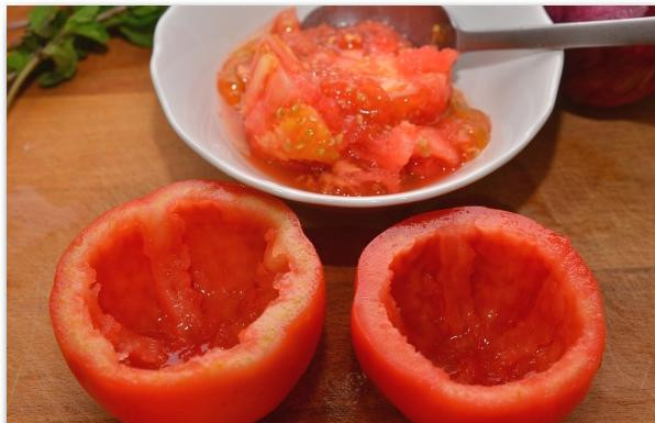 1. Этап. Фаршированные перцы и помидоры: Ложечкой достаем из помидоров мякоть, но не выбрасываем - она нам еще пригодится.