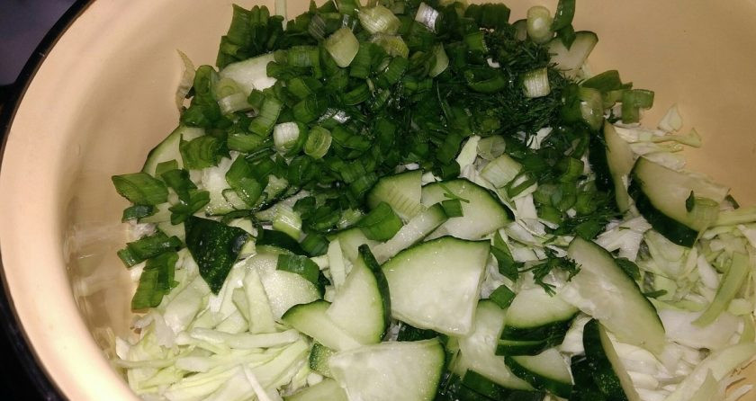 1. Этап. Салат из молодой капусты с огурцом и зеленью: 5. Ссыпайте все ингредиенты вместе, посолите и перемешайте.