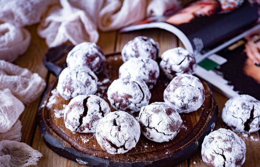 1. Этап. Шоколадное треснутое печенье: Готовое печенье немного охладите и подавайте к столу.