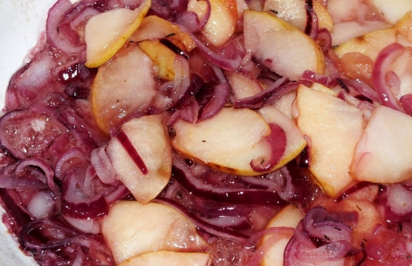 1. Этап. Крылышки в минералке на луковой подушке: Обжаривайте ингредиенты до карамелизации в течение 5 минут.