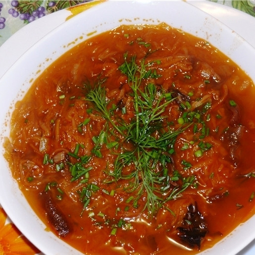 1. Этап. Постные щи: Посыпаем мелко нарубленной зеленью, снимаем с огня, даем настояться минут 10 под крышкой и подаем к столу. Постные щи готовы. Приятного аппетита! ;)