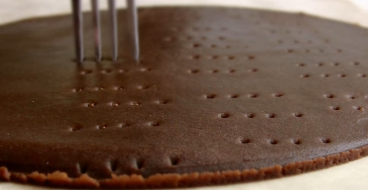 1. Этап. Шоколадный медовик Спартак: 5. На пергаменте раскатайте тонко каждый кусочек теста и с помощью тарелки вырежьте круг. Наколите его вилкой, переложите на противень и выпекайте 8-10 минут при температуре 180-200 градусов.