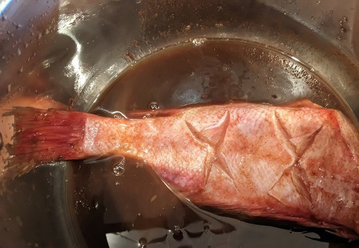 1. Этап. Окунь в ромовом маринаде: Маринуйте рыбу 10-15 минут