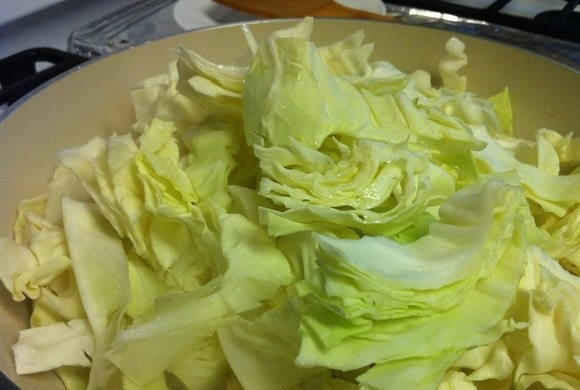 1. Этап. Сушеные креветки: 3. Вымойте капусту и нарежьте ее крупными полосками (лучше поперек, чем вдоль). Верните сковороду на огонь и выложите капусту. Обжаривайте ее минуту, затем накройте крышкой и готовьте еще 5-7 минут, посолите.