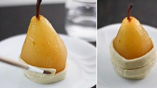 1. Этап. Медовые груши в слоеном тесте: Груши следует оборачивать полосочками из теста. Закреплять полосочку следует за корешок.