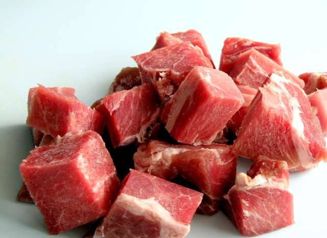 1. Этап. Сувлаки из свинины: Нарезаем свинину кубиками.