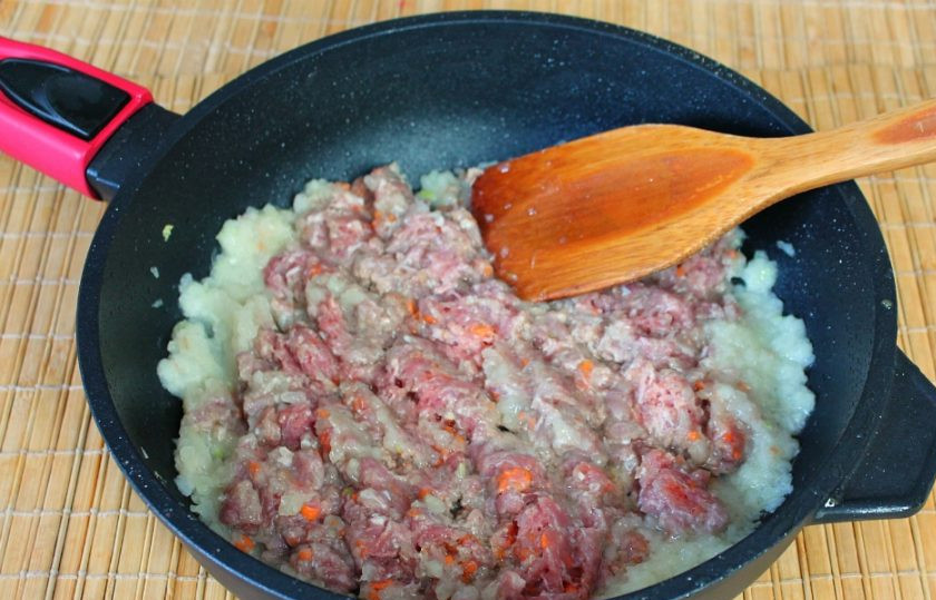 1. Этап. Макароны по-флотски на сковороде: Мясной фарш с луком обжариваем на подсолнечном масле, периодически перемешивая.