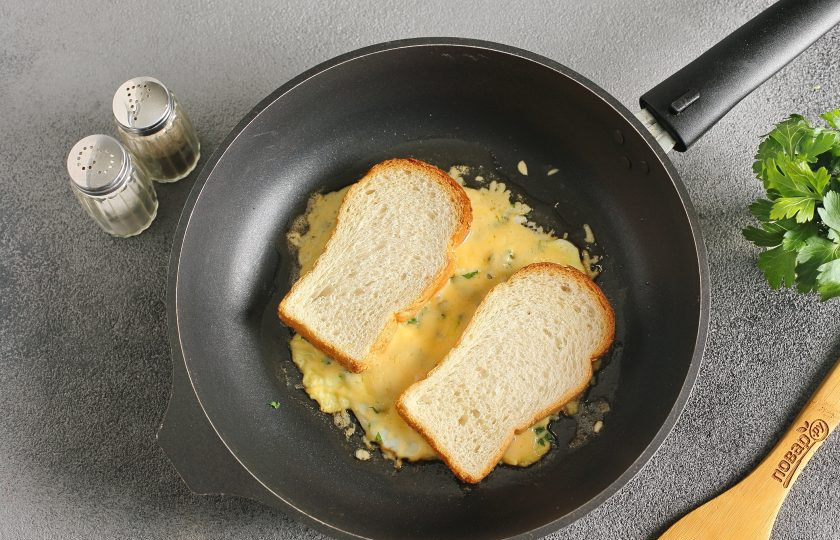 1. Этап. Португальский завтрак: Сверху выложите два кусочка хлеба. Рядом друг с другом, но на некотором расстоянии друг от друга. Прижмите хлеб лопаткой и дайте сыру расплавиться.