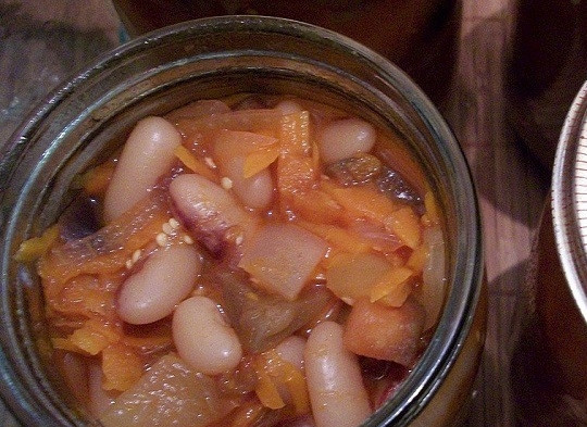 1. Этап. Салат с бобами на зиму: 10. Разложите горячим салат по баночкам, закатайте. Переверните вверх дном и оставьте до полного остывания.