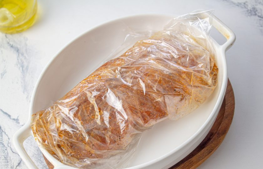 1. Этап. Домашняя ветчина из индейки: Заверните филе со специями в пакет для запекания и маринуйте в холодильнике 6-12 часов. Перед тем как запекать, достаньте пакет с мясом из холодильника за 1 час. Духовку разогрейте до 190 градусов, поставьте мясо в пакете, запекайте 30 минут. Спустя время разрежьте пакет и выпекайте еще 10 минут при температуре 200 градусов.