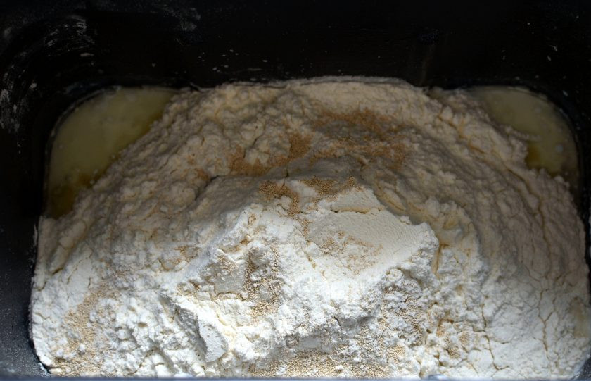 1. Этап. Сайки с заварным кремом: Для теста смешайте молоко с сахаром и яйцами. Добавьте мягкое масло и соль, ванилин. Всыпьте просеянную муку и добавьте дрожжи. Замесите мягкое нежное тесто. Я замешиваю тесто в хлебопечке.