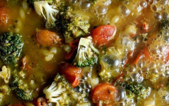 1. Этап. Паста с Песто и курицей: 7. Тушите блюдо на среднем огне в течение 11 минут. За 5-6 минут до окончания приготовления влейте сливки.