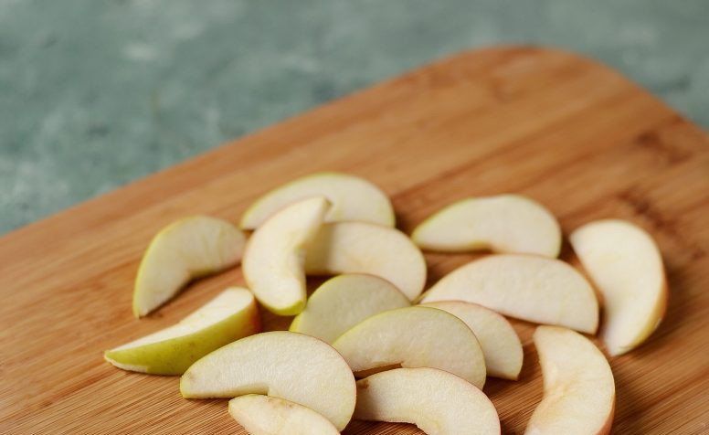 1. Этап. Сушеные яблоки в мультиварке: Нарежьте яблоки тонкими дольками.