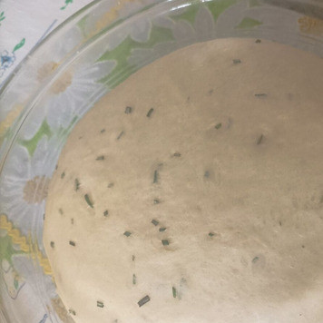 1. Этап. Хлеб с розмарином: Подошедшее тесто на столе, присыпанным мукой, руками слегка разминаем в подобие плоской лепешки. Распределяем изюм, заворачиваем рулетом и формируем буханку любимой формы - кирпичиком или круглую. Выкладываем в подходящую форму, накрываем полотенцем и оставляем в теплом месте для расстойки. Включаем духовку для разогрева на 200 С.