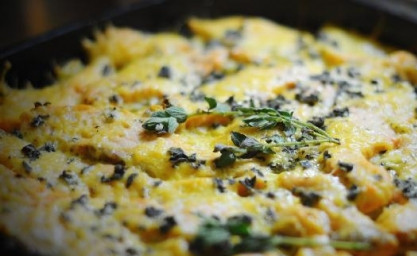 1. Этап. Форель, запеченная с картофелем: 7. Вот и все, форель, запеченная с картофелем в домашних условиях, готова. Блюдо можно сразу подавать к столу, украсив свежей или сушеной зеленью.