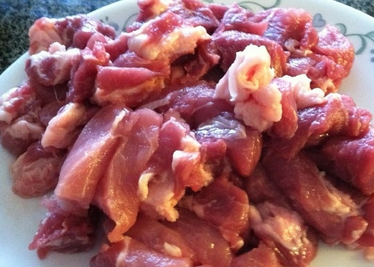 1. Этап. Свинина, тушенная с зеленью: Промываем мясо и нарезаем его некрупно.