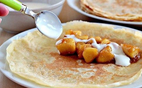 1. Этап. Карамельные блинчики с яблоками: 9. Смешиваем сметану с сахарной пудрой. Наполняем каждый блинчик карамельными яблоками и заливаем сверху сметаной