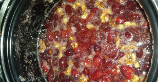 1. Этап. Царское варенье из крыжовника: Закройте варенье крышкой. Оставьте его на плите на 8-12 часов. После этого варенье вновь доведите до кипения и снова оставьте его на 8 часов.