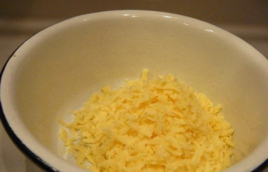 1. Этап. Конвертики с сыром: 2. Это время можно использовать для приготовления начинки. Сыр по вкусу натереть на терке. Также при желании сыр можно нарезать мелкими кубиками.