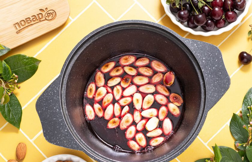 1. Этап. Варенье из вишни с миндалем: После вытащите ягоду с пряностями из получившегося сиропа и отложите. В кастрюлю добавьте миндаль. Варите на медленном огне до загустения сиропа около 15-20 минут.