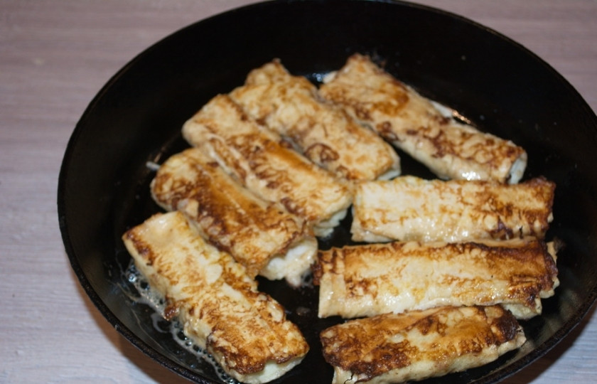 1. Этап. Палочки из лаваша с начинкой: Окуните каждую палочку в яичную смесь, а затем выложите палочки сразу на разогретую сковородку. Я обжаривала палочки на сливочном масле, но думаю, что можно использовать и растительное.