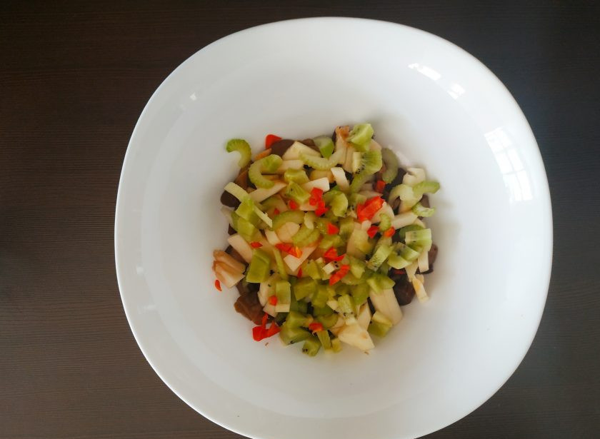 1. Этап. Салат с грибами и яблоками: Болгарский перец нарежьте мелкими кусочками и добавьте в салат.