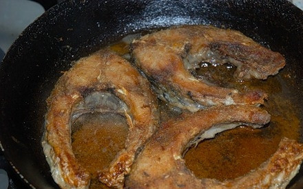 1. Этап. Сазан жареный с луком: 4. На сковороду налейте немного растительного масла и разогрейте. Рыбку обваляйте в муке со специями со всех сторон и выложите на сковороду. Жарьте на среднем огне до румяной корочки.