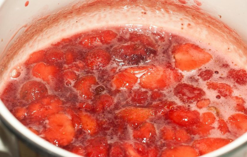 1. Этап. Торт с кремом из сливок: Доведите клубнику до кипения. Снимите пену. Варите сироп ещё 5 минут на среднем огне.