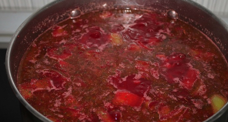 1. Этап. Борщ сибирский с мясом: 10. Все, что имеется в сковороде, переложите в кастрюлю, посолите, поперчите, добавьте немного лаврового листа, зелени и различных специй. Накройте крышкой и на малом огне подержите пять минут.