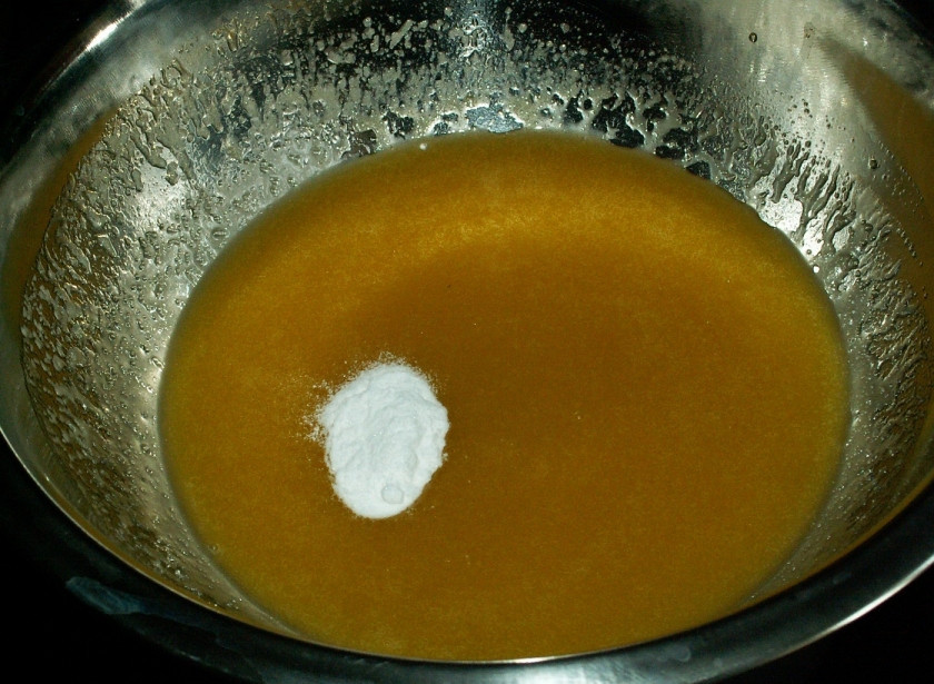 1. Этап. Торт Медовик со сгущенкой: Добавьте соду, продолжайте размешивать, пока не растворится.