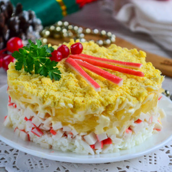 Cлоеный салат с крабовыми палочками и ананасом