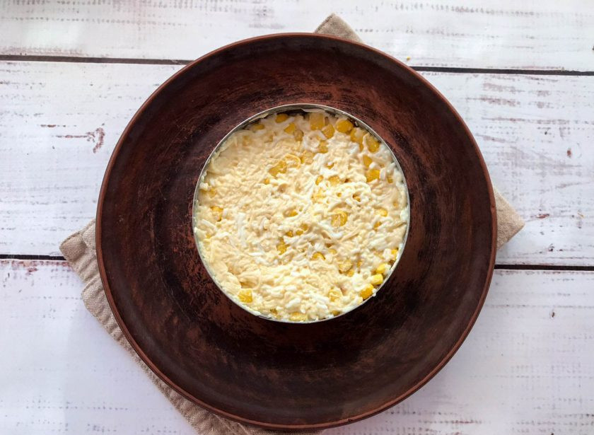 1. Этап. Салат Одуванчик с сыром: Возьмите сервировочное кольцо и выложите в него салат.