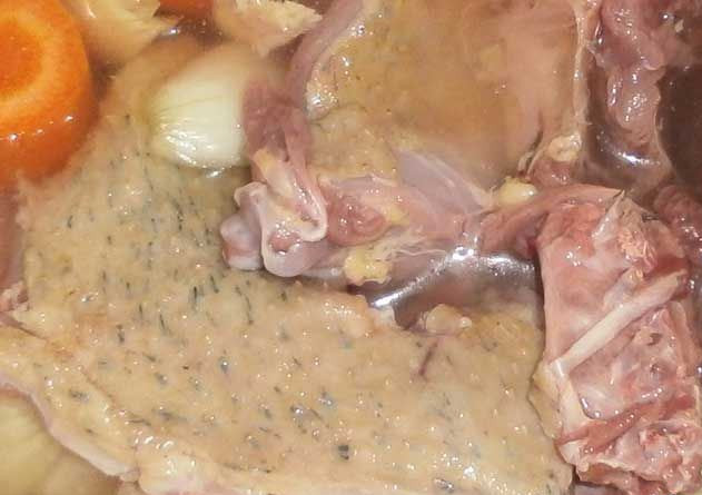 1. Этап. Холодец из утки: Отправляем все в кастрюлю с водой и специями. Доводим до кипения, потом уменьшаем огонь до минимума и варим часа 4.