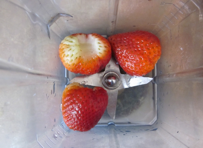 1. Этап. Вкусный фруктовый салат: Парочку крупной клубники измельчите в блендере, затем добавьте к ней сок лимона, мед или сахар. Перемешайте.