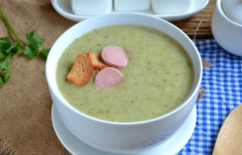 1. Этап. Суп-пюре из брокколи со сливками: Готовый суп измельчите до состояния пюре с помощью блендера. Перелейте суп-пюре в небольшие пиалы, сверху положите гренки и сосиски. Приятного аппетита!