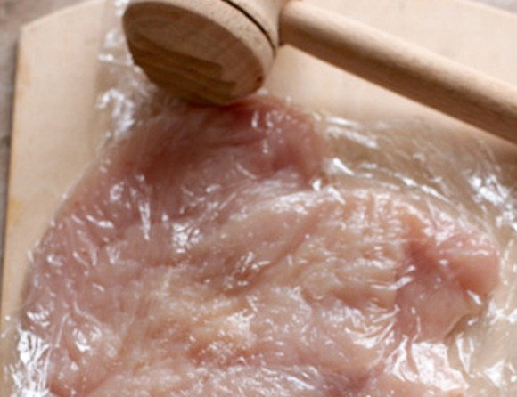 1. Этап. Биточки из куриной грудки: Два куска грудинки надрежьте, чтобы раскрыть их как книжку. Затем отбейте каждый, предварительно накрыв пленкой. Отварите вкрутую два яйца.