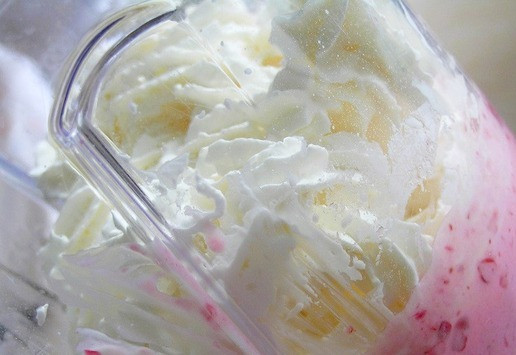 1. Этап. Фисташковое пирожное с брусничным семифреддо: Отдельно взбейте сливки до мягких форм пик, добавьте к брусничной массе.