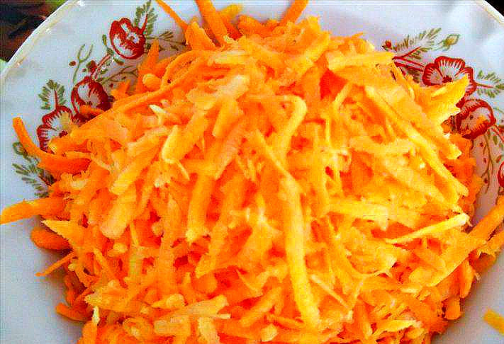 1. Этап. Мясо под белым соусом: То же самое проделываем с морковью - очищаем и натираем на крупной терке, затем обжариваем.