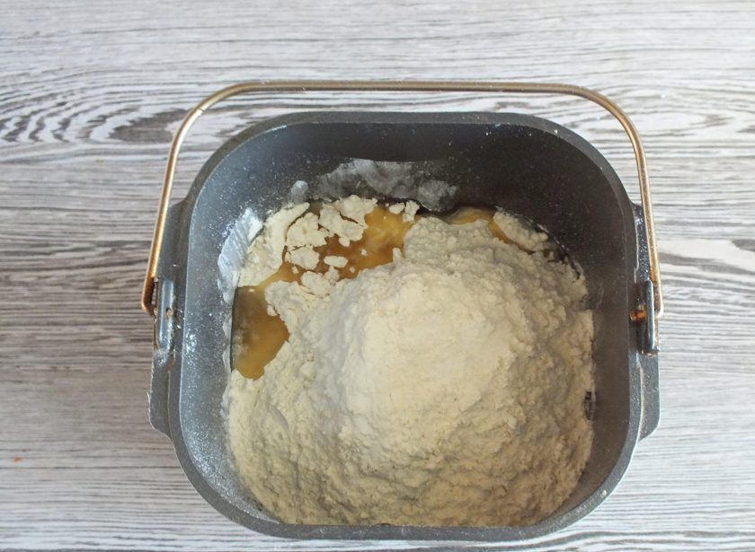 1. Этап. Пончики в хлебопечке: Добавьте 500 грамм муки, соль, ванилин. Включите программу 