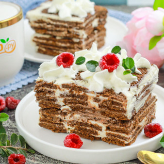 Торт из печенья с кремом из сметаны и сгущёнки