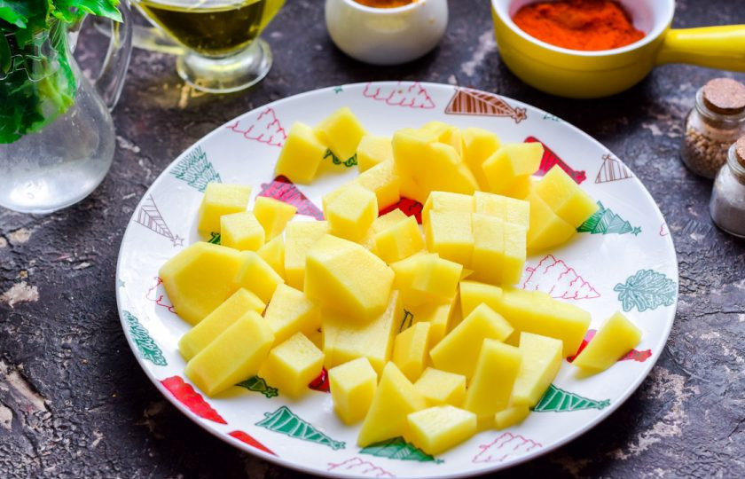 1. Этап. Постный суп с вермишелью: Очистите картофель, сполосните и просушите. Нарежьте картофель брусочками. Варите картофель до готовности, около 15-20 минут.